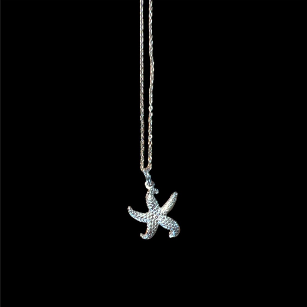 Necklace with starfish pendant